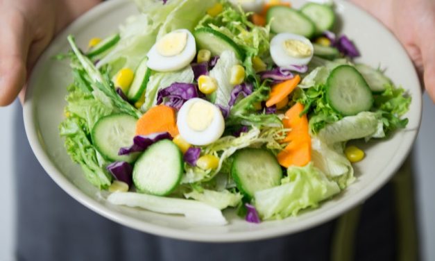 Membuat Salad Buah yang Menyehatkan